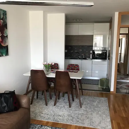 Dobrinja 5 Kod Bazena *