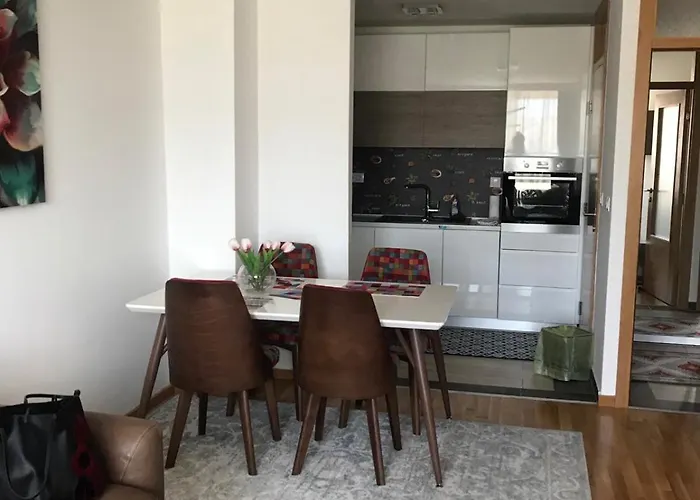 Dobrinja 5 Kod Bazena *